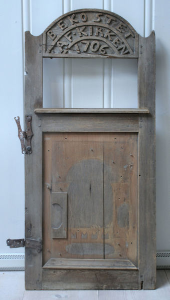 Fil:Solvorn gl, (benke)dør 1, AMH 2008.jpg