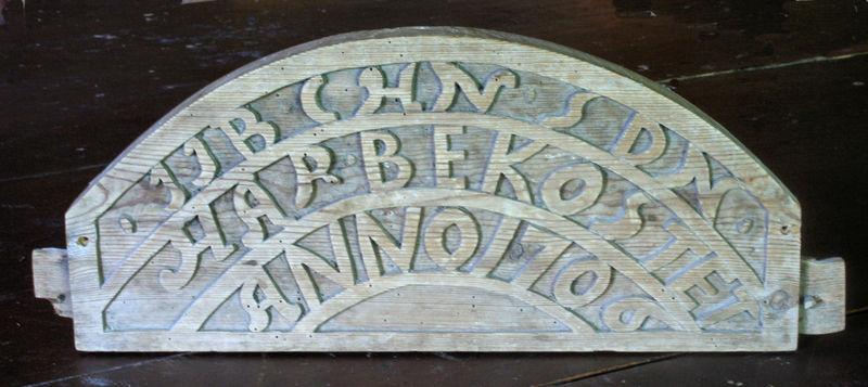 Fil:Solvorn gl, (benke)dørfragment, AMH 2008.jpg