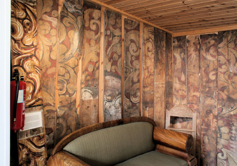 Fil:Solvorn gl, dekorativt måla panel, AMH 2008.jpg