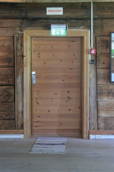 Fil:Solvorn gl, vestinngangen, AMH 2008.jpg