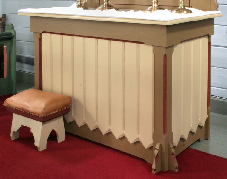Fil:Solvorn kyrkje, altar og kneleskammel, AMH 2011.jpg