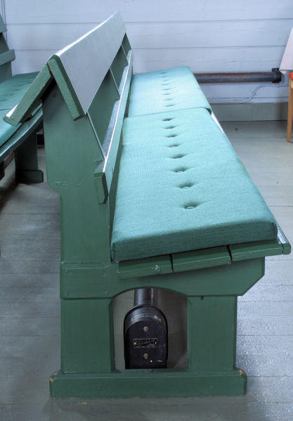 Fil:Solvorn kyrkje, benk, AMH 2011.jpg