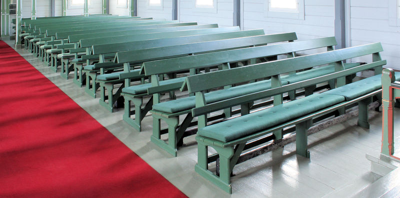 Fil:Solvorn kyrkje, benker, AMH 2011.jpg