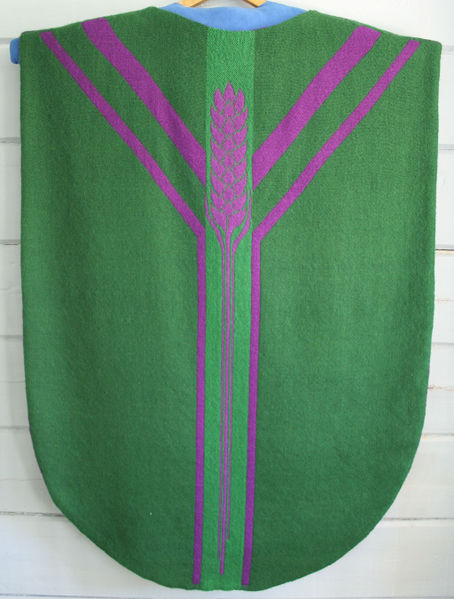 Fil:Solvorn kyrkje, grøn ryggside, AMH 2011.jpg