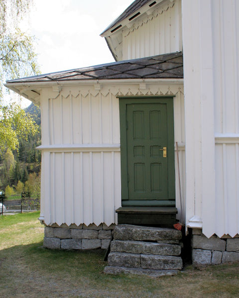 Fil:Solvorn kyrkje, inngangen til sakristiet, AMH 2011.jpg