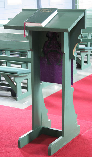 Fil:Solvorn kyrkje, lesepult, AMH 2011.jpg