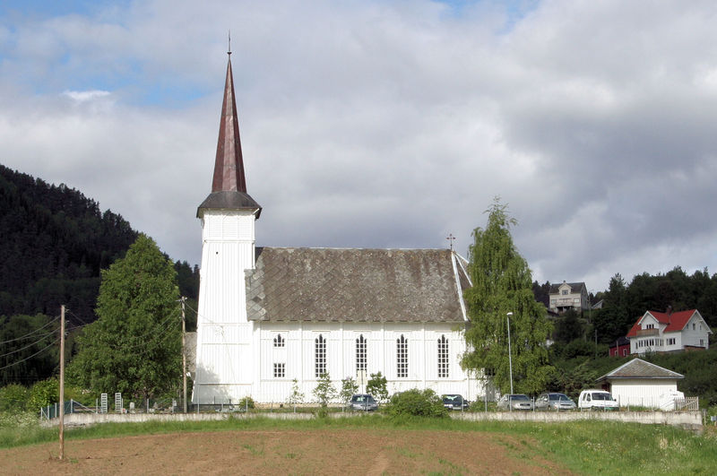 Fil:Solvorn kyrkje, sørfasaden, AMH 2010.jpg