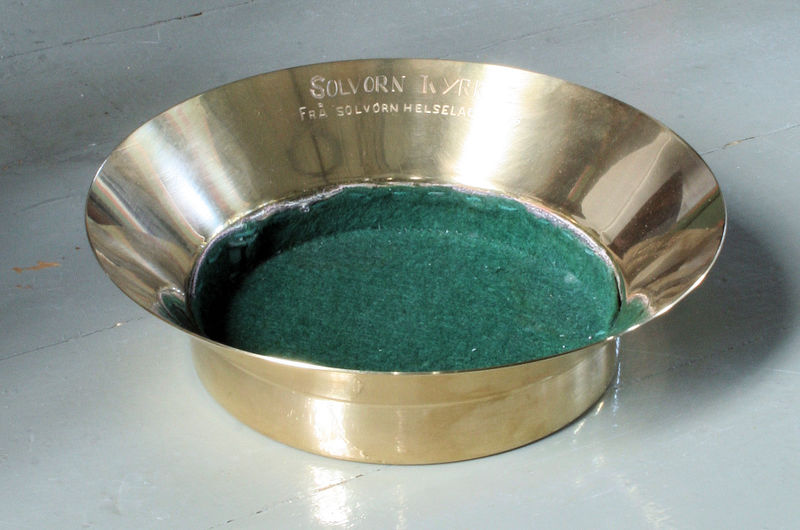 Fil:Solvorn kyrkje, skål til offer, AMH 2011.jpg