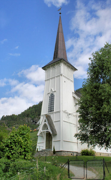 Fil:Solvorn kyrkje, tårn med inngangsparti, AMH 2010.jpg