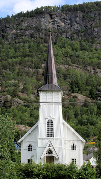 Fil:Solvorn kyrkje, vestfasaden, AMH 2010.jpg