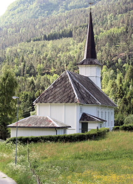Fil:Solvorn kyrkje sett frå nordaust, AMH 2010.jpg