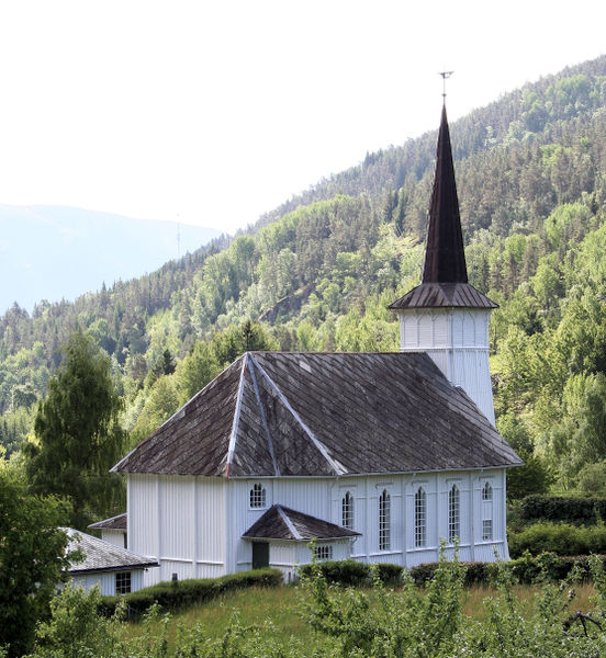 Fil:Solvorn kyrkje sett frå nordaust 1, AMH 2010.jpg