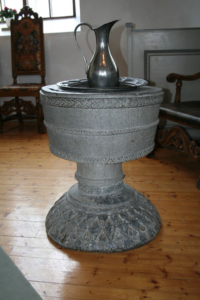 Fil:Spydeberg kirke Døpefont 2.jpg