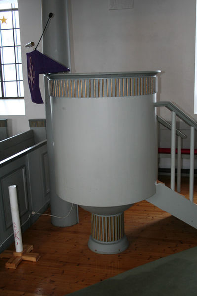 Fil:Spydeberg kirke Prekestol 1.jpg