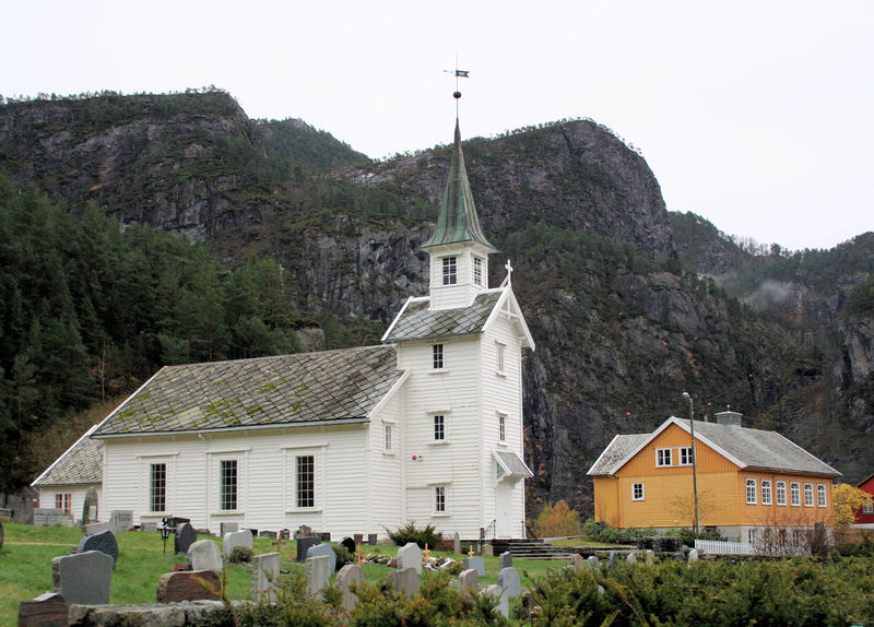 Fil:Stamnes, kyrkja og bedehuset, AMH 2008.jpg