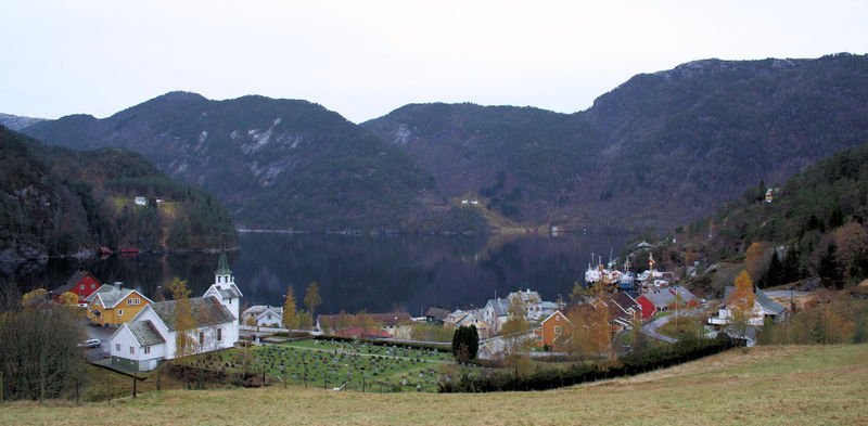 Fil:Stamnes, kyrkja og bygda, AMH 2008.jpg