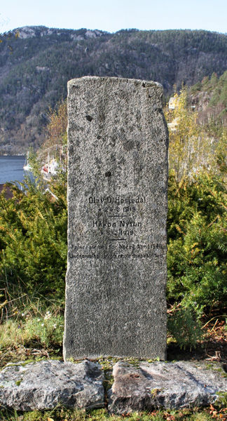 Fil:Stamnes, minnesmerke framfor kyrkja, AMH 2008.jpg