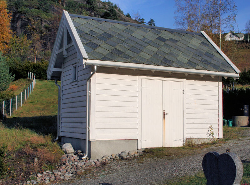 Fil:Stamnes, reiskapsbu på kyrkjegarden, AMH 2008.jpg