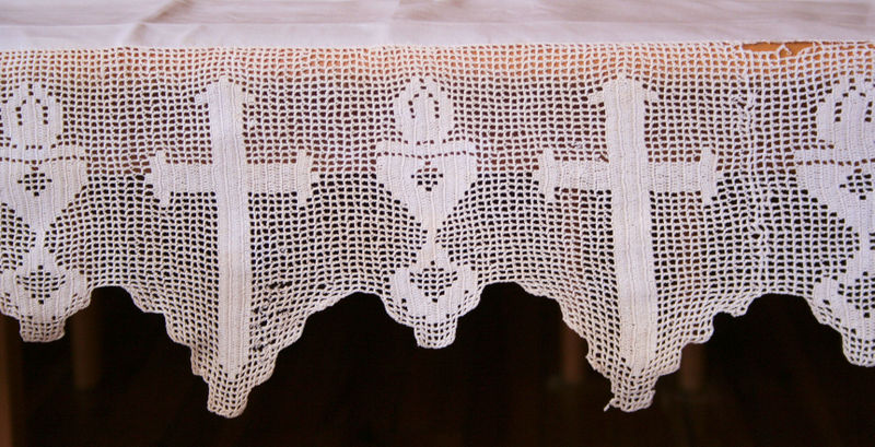 Fil:Stamnes kyrkje, altarduk a, AMH 2008.jpg