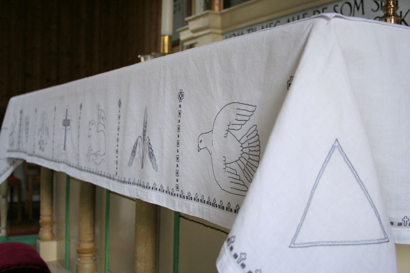 Fil:Stamnes kyrkje, altarduk c, AMH 2008.jpg