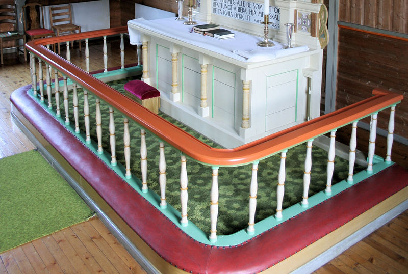 Fil:Stamnes kyrkje, altarog altarring, AMH 2008.jpg