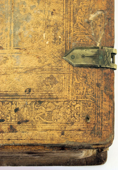 Fil:Stamnes kyrkje, bibel 3, AMH 2008.jpg