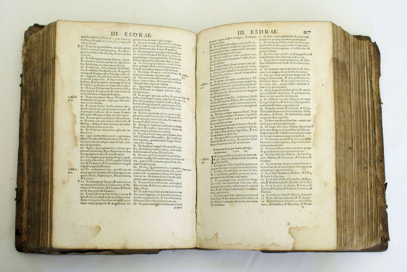 Fil:Stamnes kyrkje, bibel 4, AMH 2008.jpg