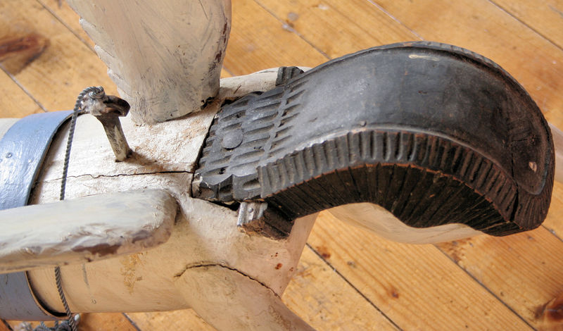 Fil:Stamnes kyrkje, dåpsengel, detalj, AMH 2008.jpg