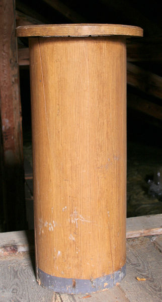 Fil:Stamnes kyrkje, døypefont a, AMH 2008.jpg