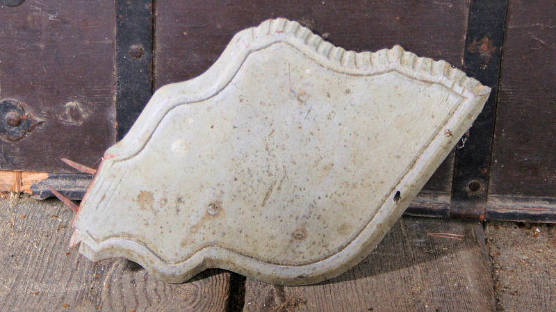 Fil:Stamnes kyrkje, forrige, englevengje, AMH 2008.jpg