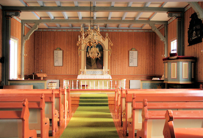 Fil:Stamnes kyrkje, interiør mot aust, AMH 2008.jpg