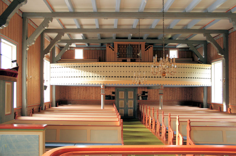 Fil:Stamnes kyrkje, interiør mot vest, AMH 2008.jpg