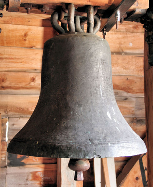 Fil:Stamnes kyrkje, klokke a, AMH 2008.jpg