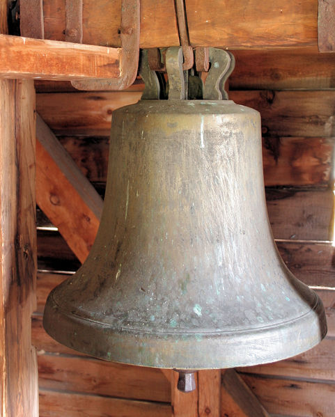 Fil:Stamnes kyrkje, klokke b, AMH 2008.jpg