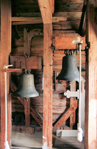 Fil:Stamnes kyrkje, klokker med oppheng, AMH 2008.jpg