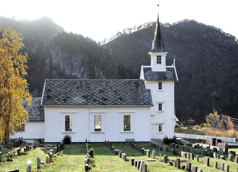 Fil:Stamnes kyrkje, nordfasade, AMH 2008.jpg