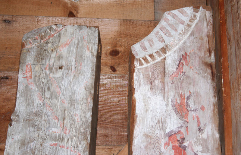 Fil:Stamnes kyrkje, tømmerkyrkja, materialar, AMH 2008.jpg