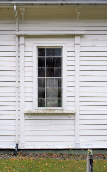 Fil:Stamnes kyrkje, vindauge i langveggen, AMH 2008.jpg
