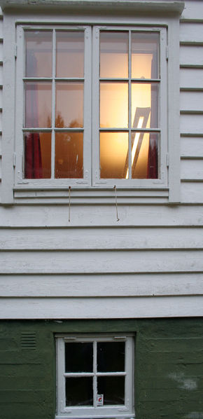 Fil:Stamnes kyrkje, vindauge i tilbygget, AMH 2008.jpg