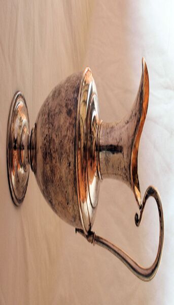 Fil:Stamnes kyrkje, vinkanne eller kanne, AMH 2008.jpg