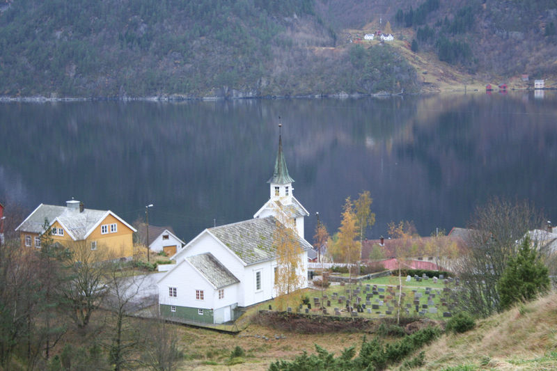 Fil:Stamnes kyrkje sett frå nordaust, AMH 2008.jpg