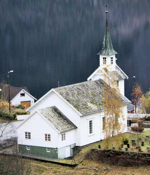 Fil:Stamnes kyrkje sett frå nordaust 1, AMH 2008.jpg