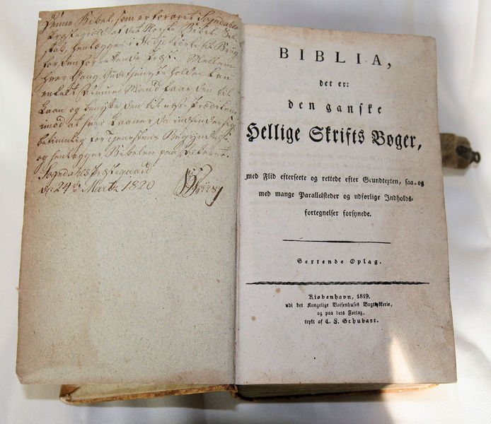 Fil:Stedje kyrkje, bibel, tittelblad, AMH 2009.jpg