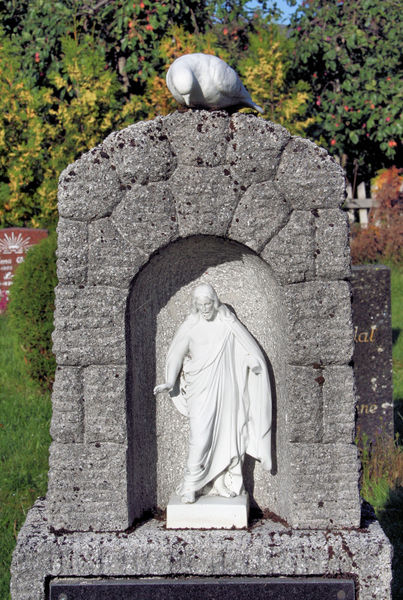 Fil:Stedje kyrkje, gravminne d, AMH 2009.jpg