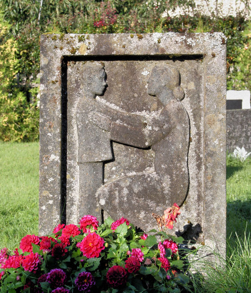 Fil:Stedje kyrkje, gravminne e, AMH 2009.jpg