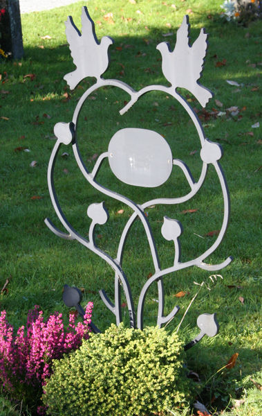 Fil:Stedje kyrkje, gravminne i smijarn, AMH 2009.jpg