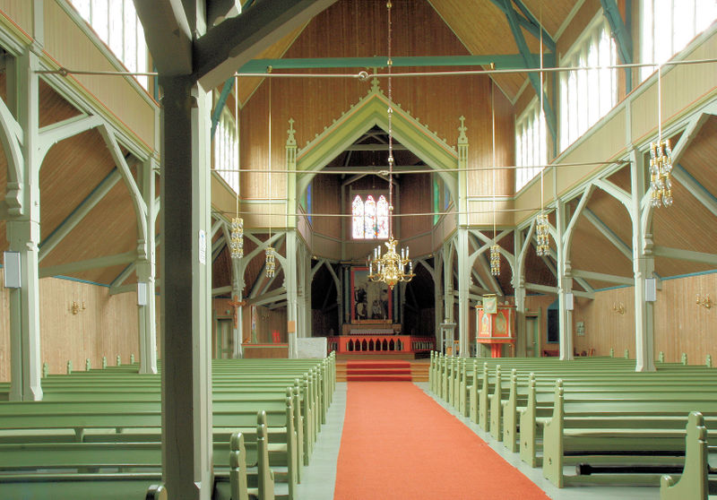 Fil:Stedje kyrkje, interiør mot aust, AMH 2009.jpg