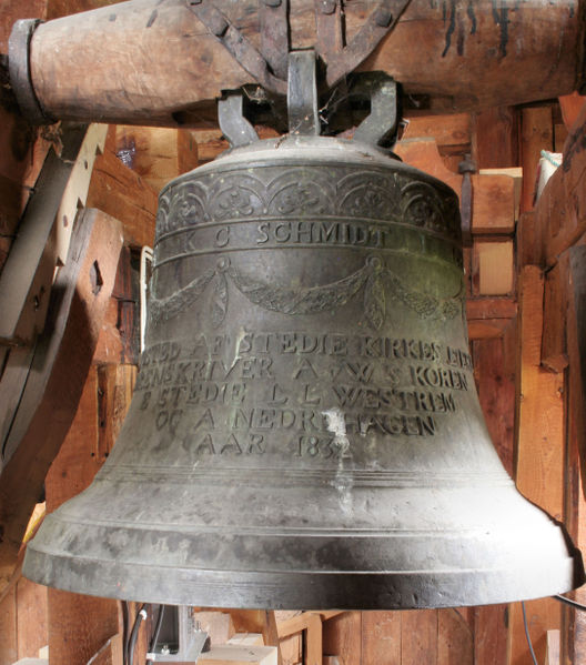 Fil:Stedje kyrkje, klokke c, AMH 2009.jpg