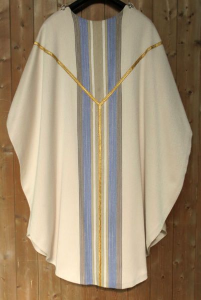 Fil:Stedje kyrkje, messehakel kvit ryggside, AMH 2009.jpg