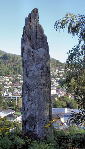 Fil:Stedje kyrkje, runestein ved kyrkja, AMH 2009.jpg